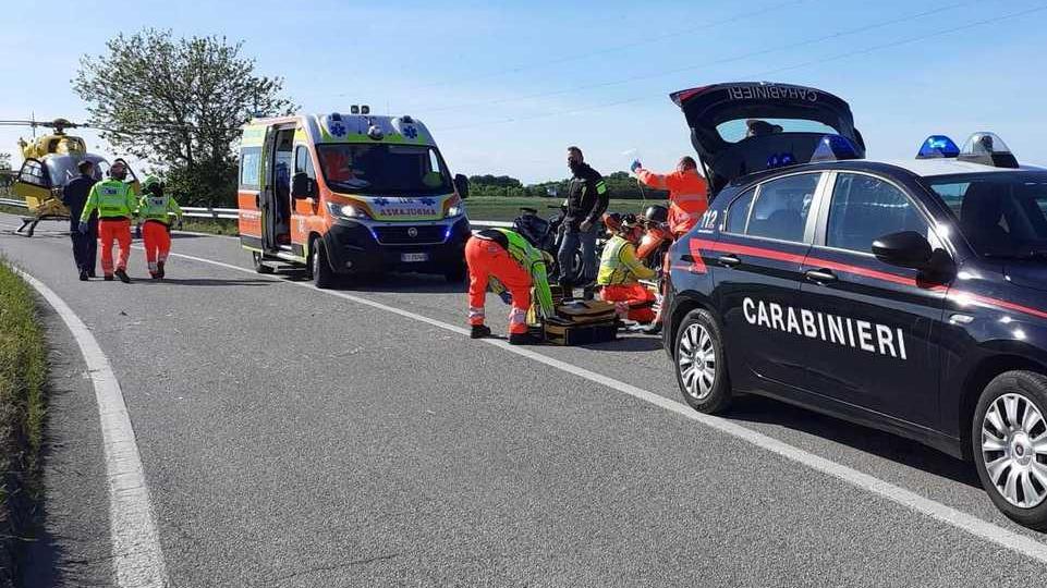 Sbalzato dalla moto dopo la brusca sterzata Grave un 50enne