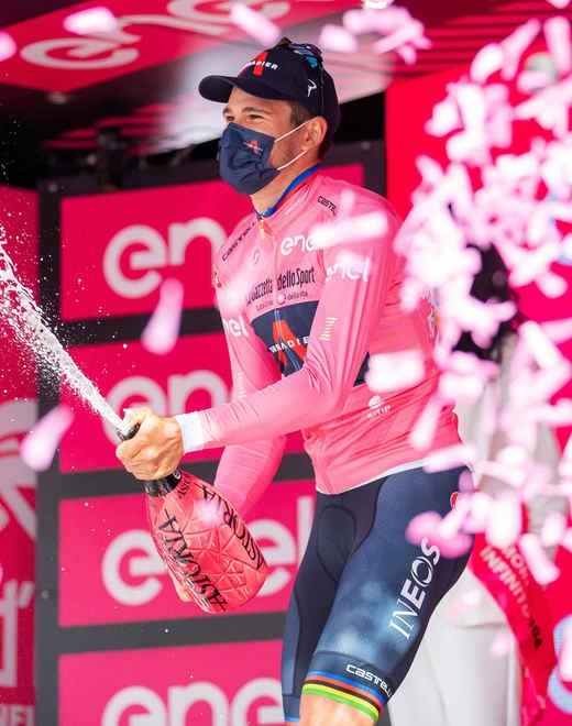 Filippo Ganna indossa la prima maglia rosa del Giro d’Italia 2021 