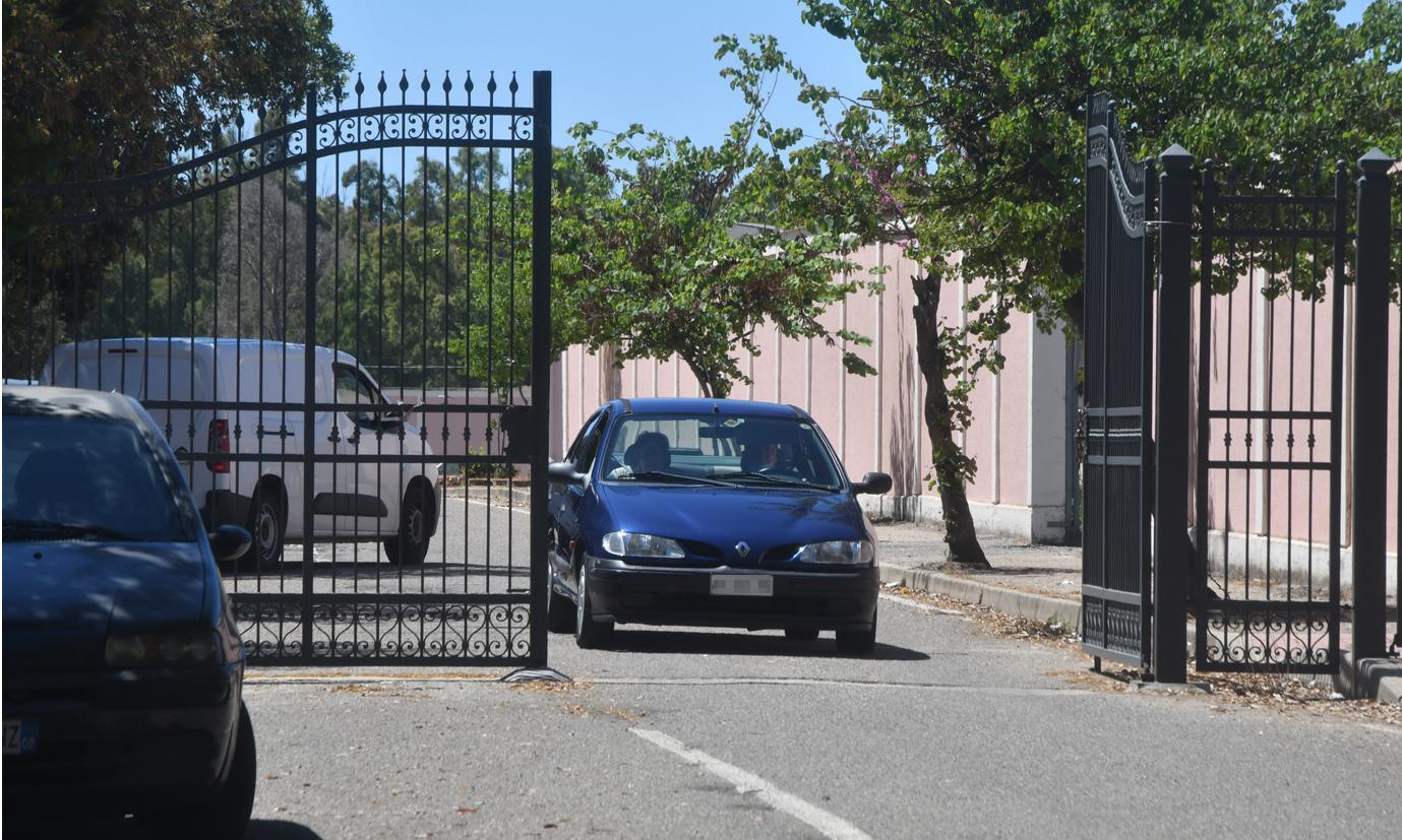 Il cancello è aperto, ma solo a metà