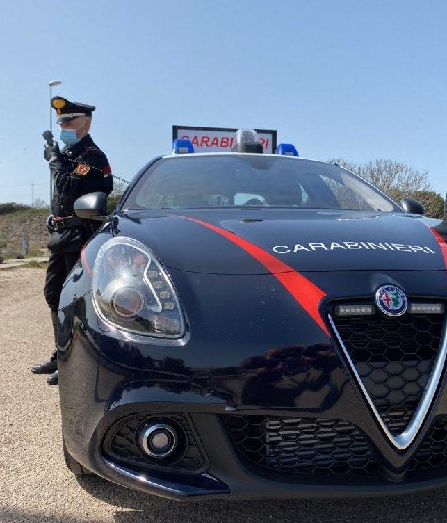 Getta dalla finestra cemento e una scala che quasi colpisce una persona: sedato e ricoverato in ospedale a Cagliari