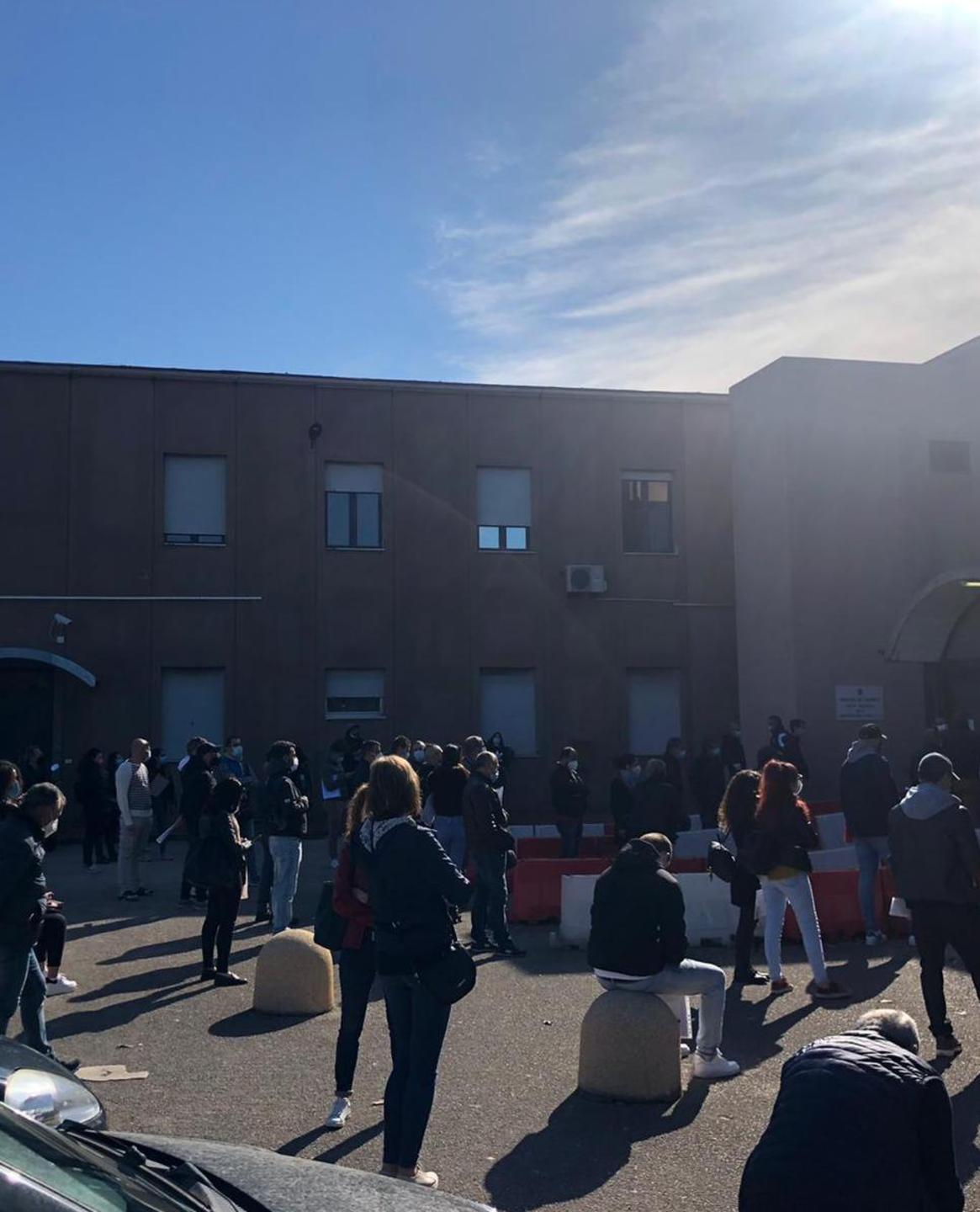 In fila dalle 6 per le patenti ma entrano solo 40 su 100 