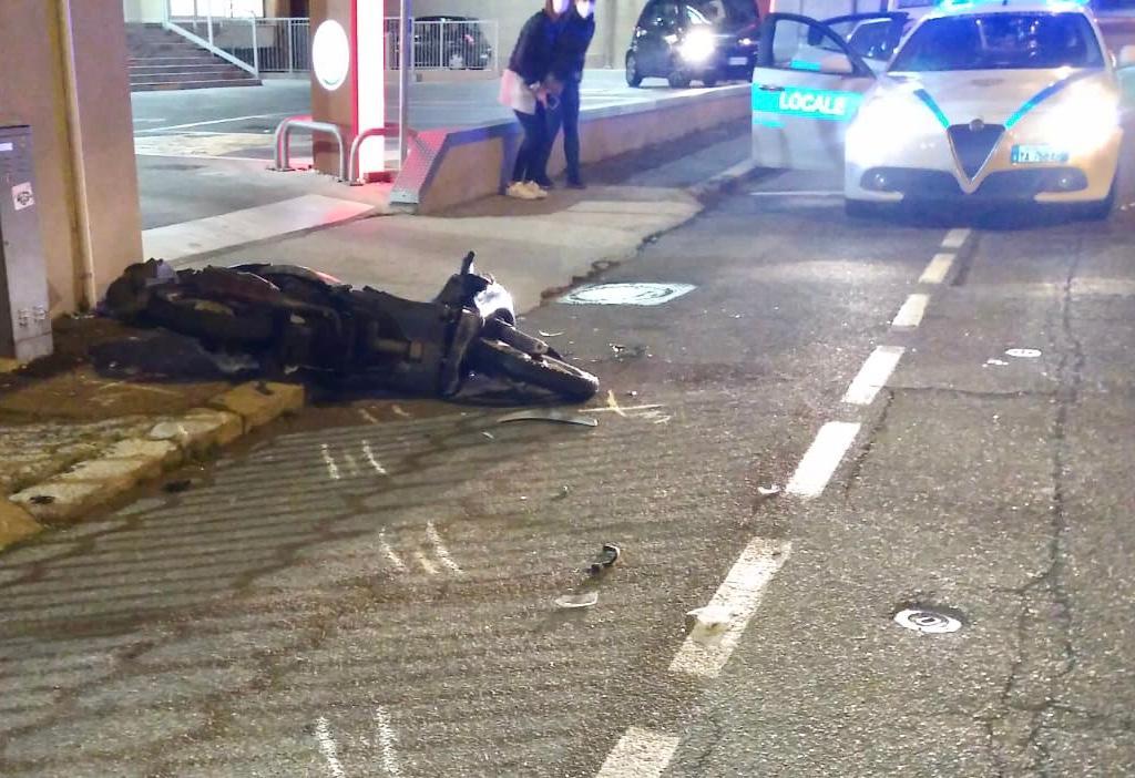 La moto a terra dopo l'incidente (foto mario rosas)