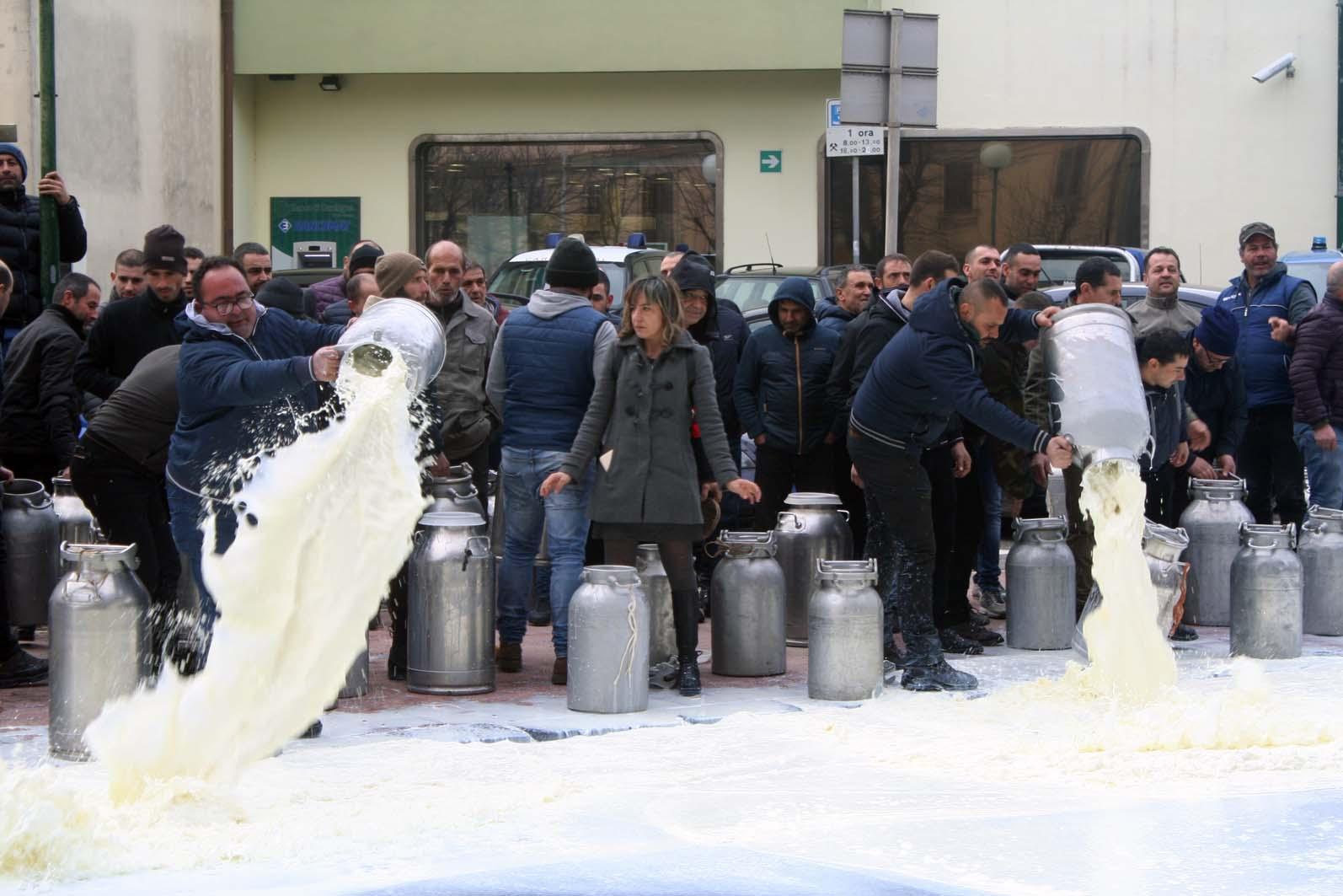 Otto pastori a processo a Sassari per i blocchi della protesta del latte