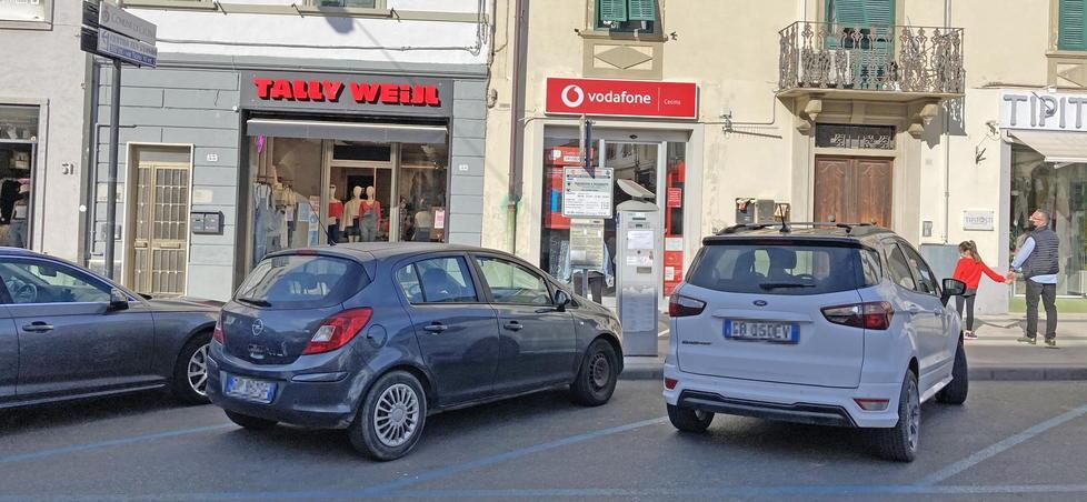 Auto negli stalli blu davanti al parcometro lungo Corso Matteotti (foto Falorni/Silvi)