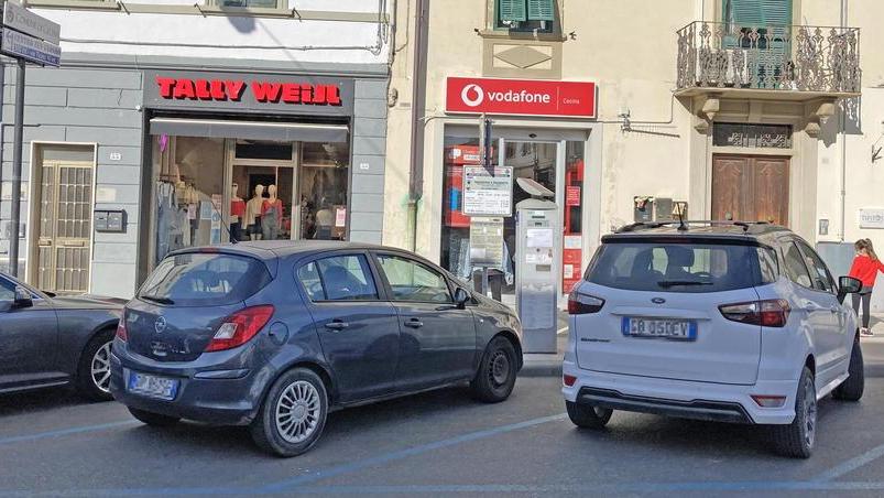 Auto negli stalli blu davanti al parcometro lungo Corso Matteotti (foto Falorni/Silvi)