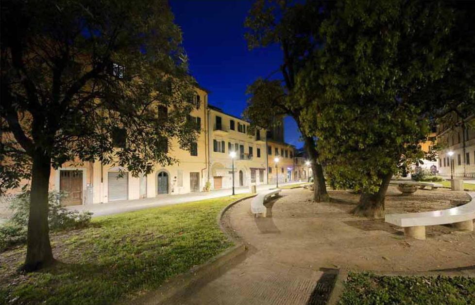 Uno scorcio di piazza Dante di sera
