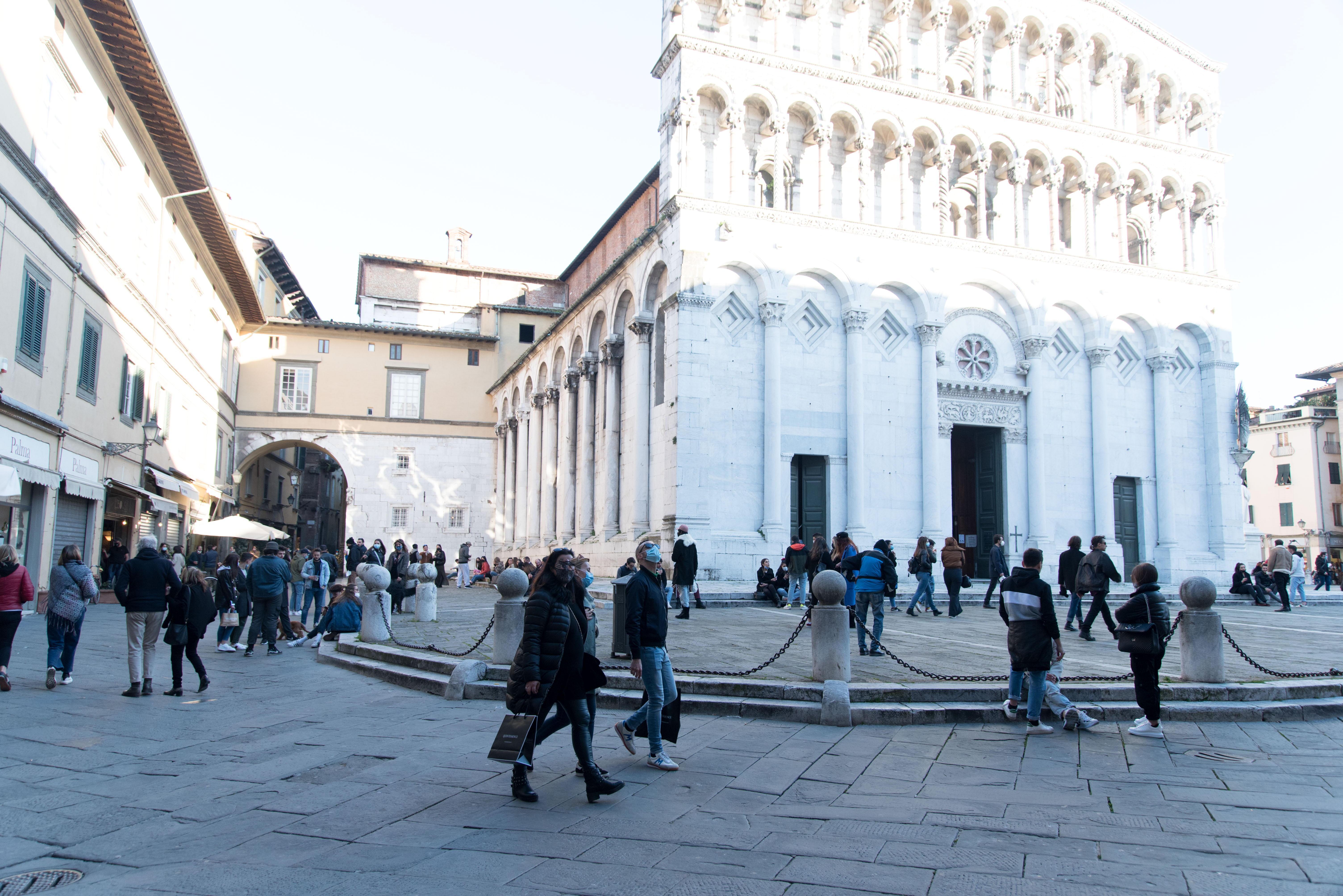 Turisti in piazza San Michele