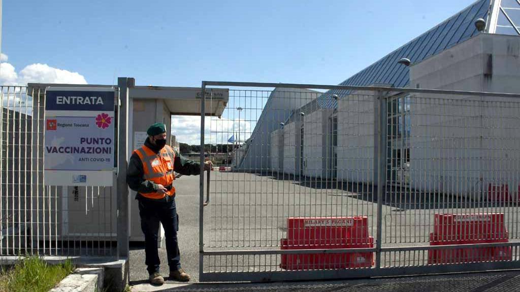 L'ingresso a CarraraFerie per le vaccinazioni