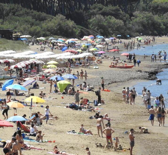 La spiaggia di Baratti domenica 9 maggio (foto Paolo Barlettani)