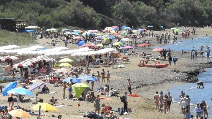 La spiaggia di Baratti domenica 9 maggio (foto Paolo Barlettani)