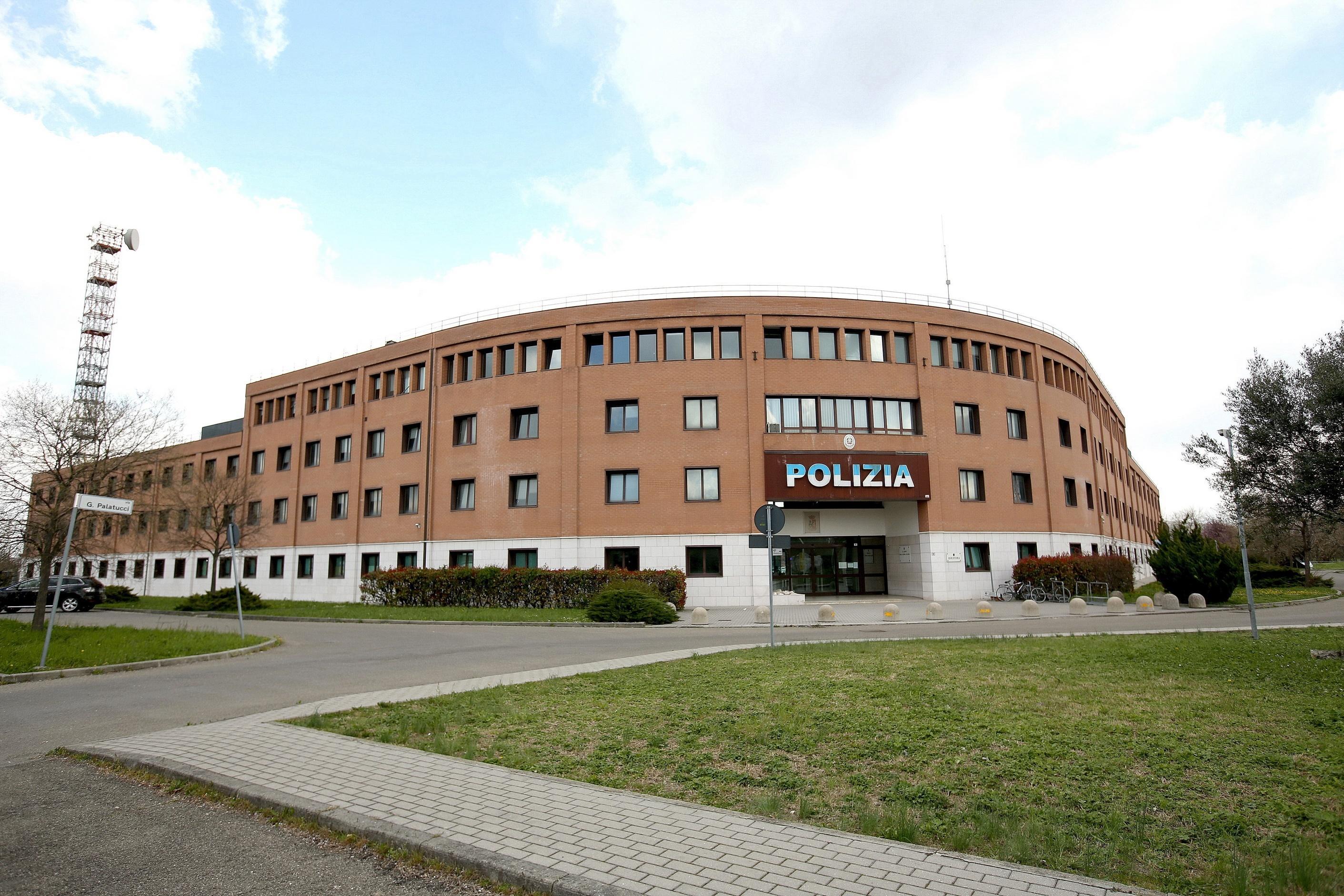 Modena, scaglia massi contro la vetrata della Questura. Arrestato