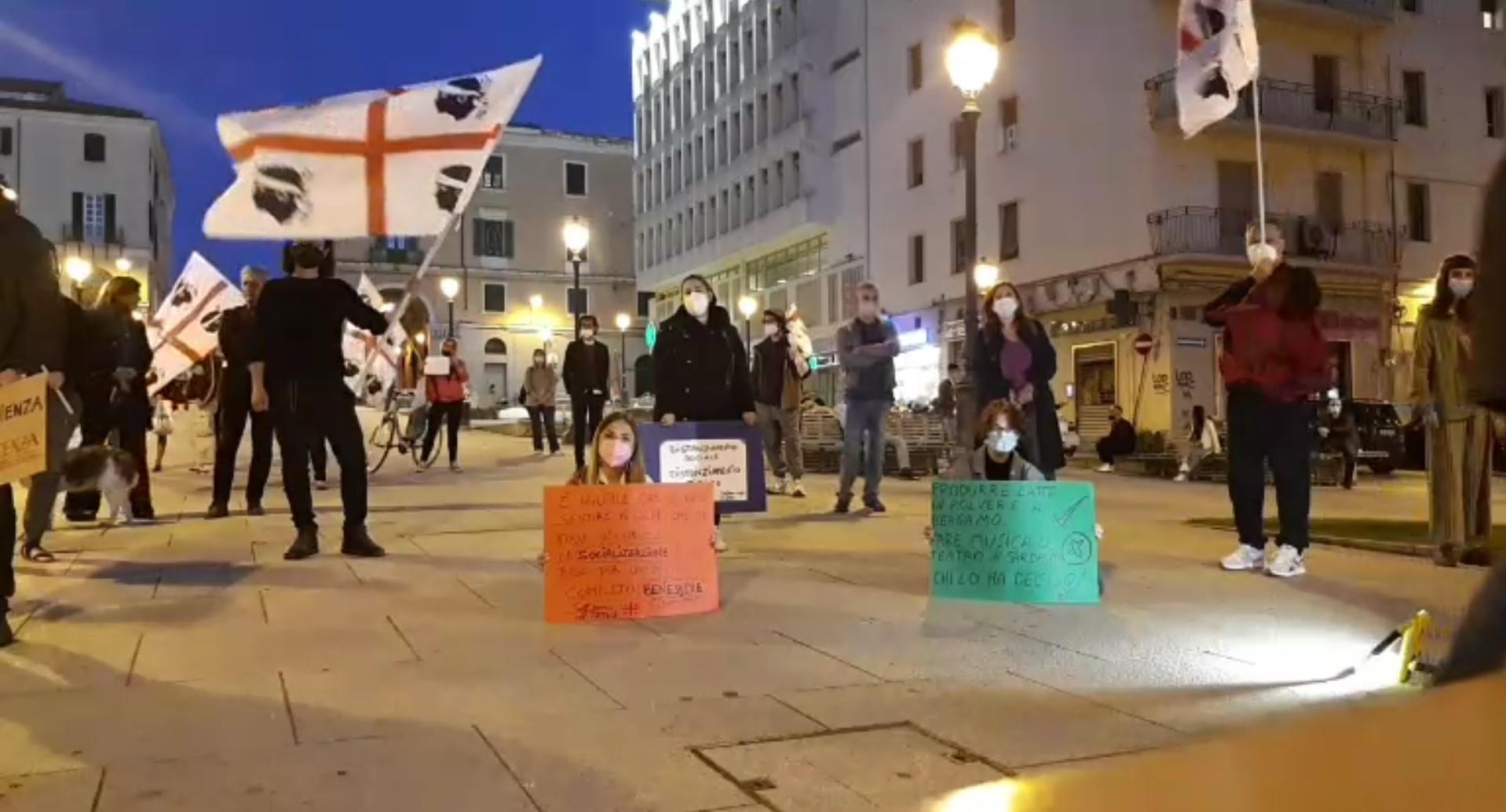 Covid, attivisti in piazza a Sassari sfidano il coprifuoco
