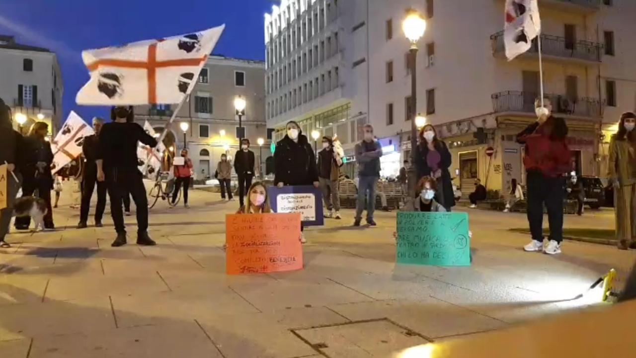 Covid, attivisti in piazza a Sassari sfidano il coprifuoco