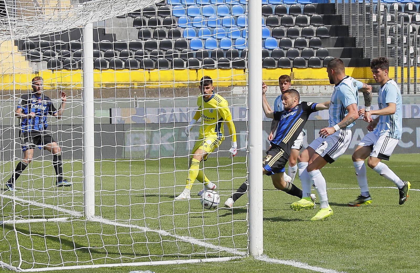 Palombi firma il terzo gol dei nerazzurri alla Virtus Entella (foto  Fabio Muzzi)