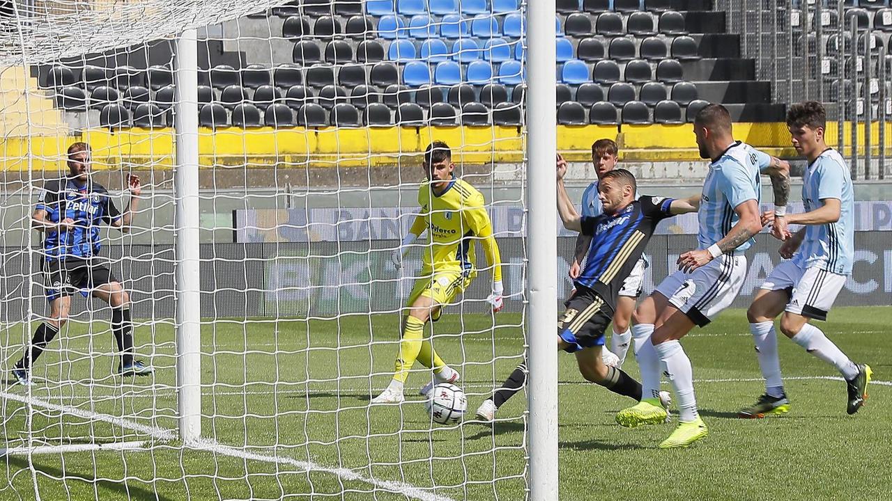Palombi firma il terzo gol dei nerazzurri alla Virtus Entella (foto Fabio Muzzi)