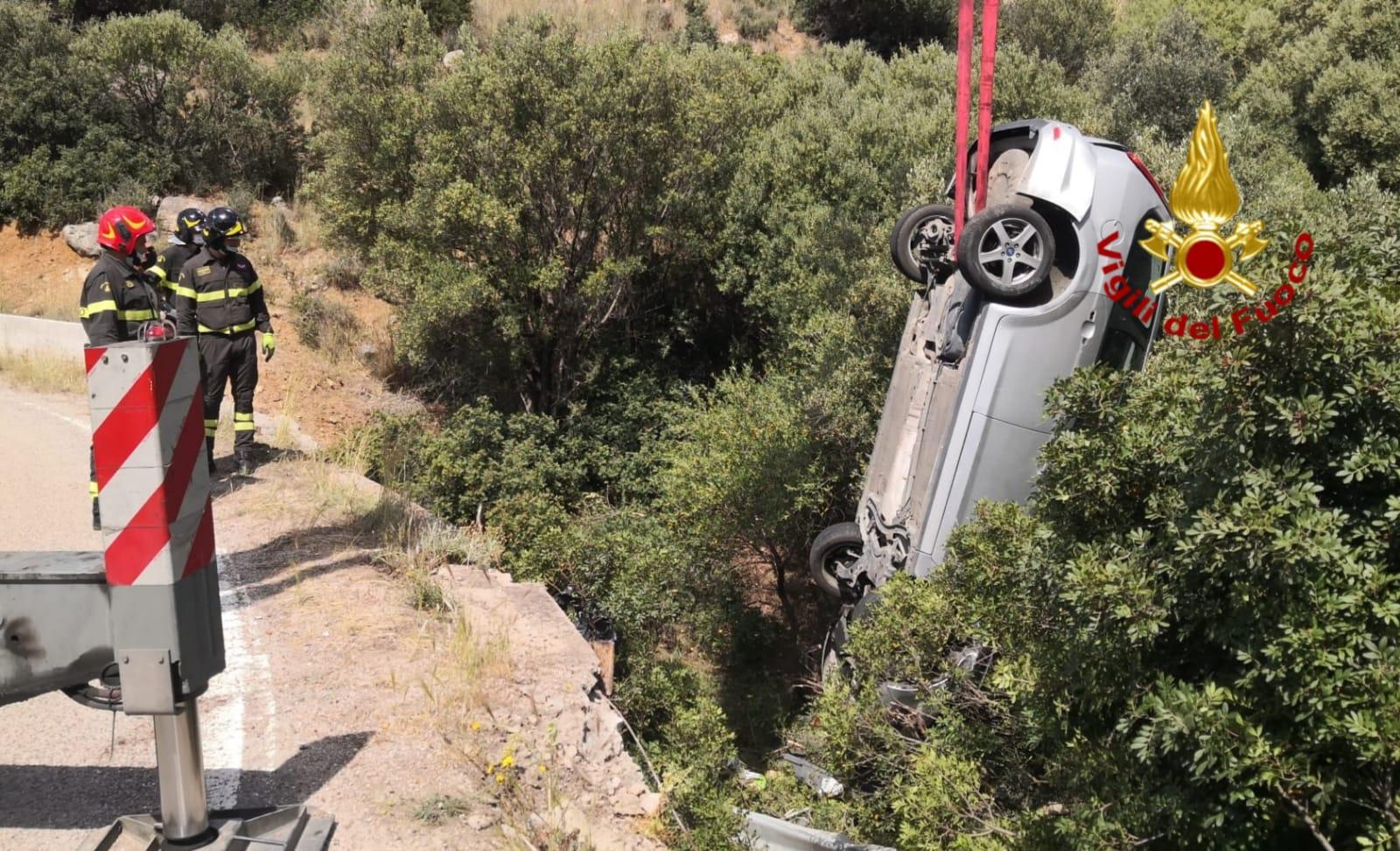 Il recupero dell'auto finita nel dirupo