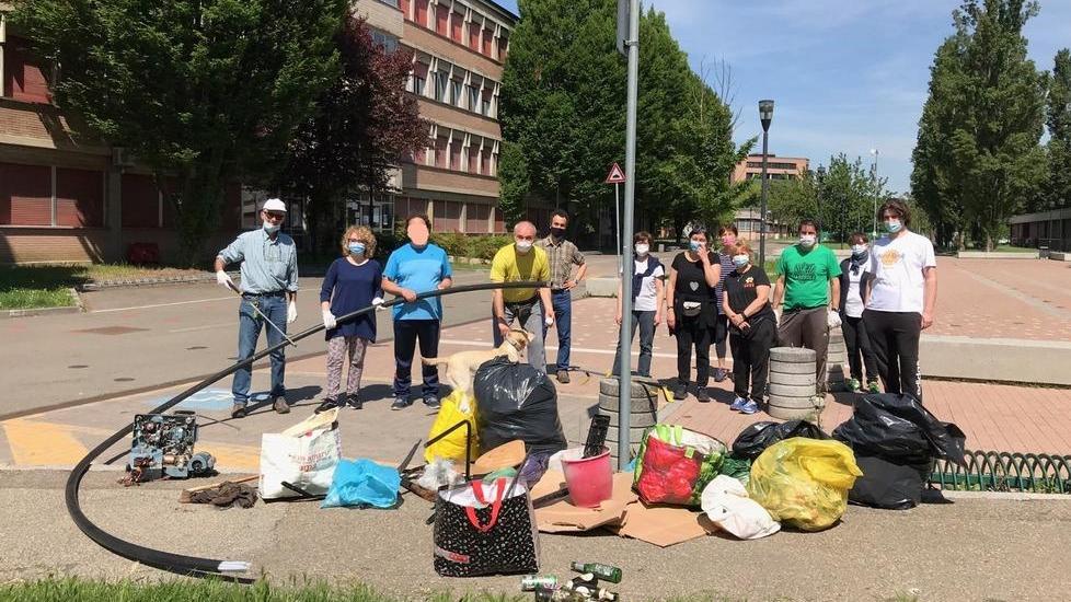 Reggio Emilia, insegnanti e studenti ripuliscono la scuola dai rifiuti abbandonati