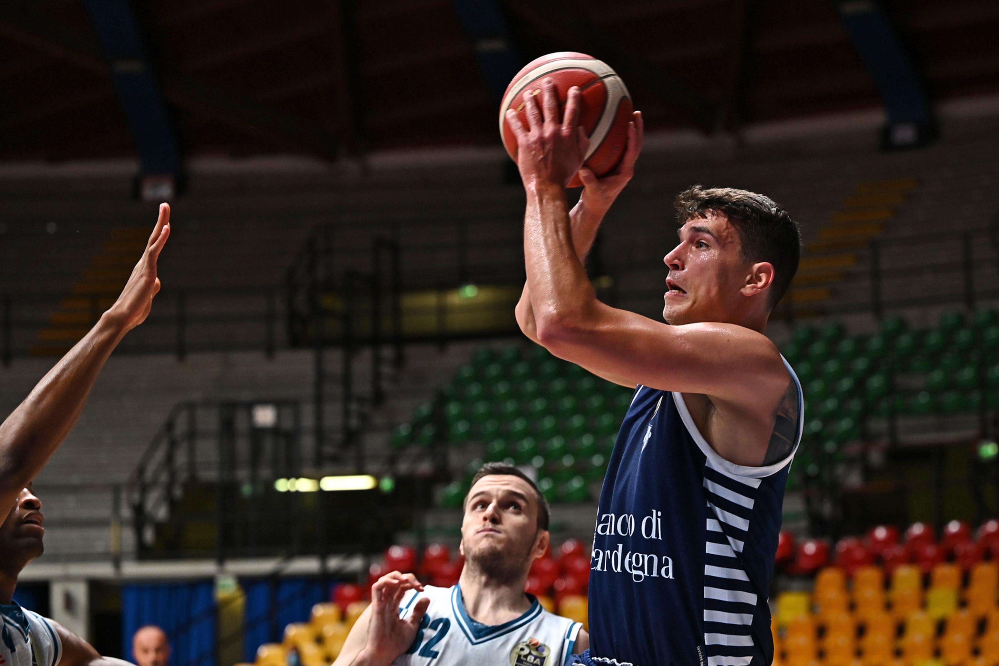 La Dinamo perde a Cantù e chiude quinta. Da giovedì i playoff con Venezia