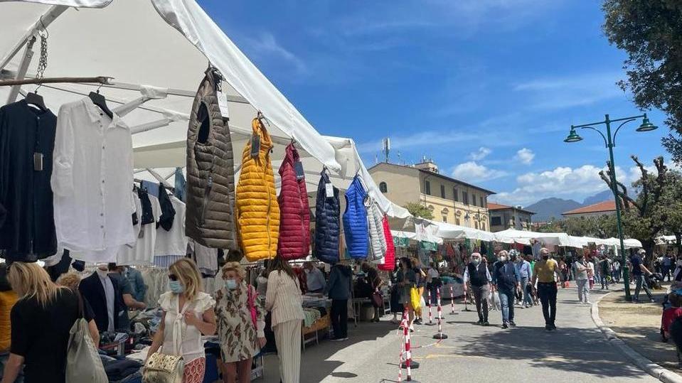 Sole e caldo danno il via all’assalto Tantissimi in spiaggia e in Passeggiata