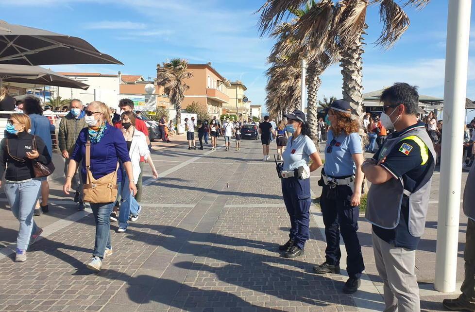 Vigili sul viale tra la gente per i controlli anti Covid 