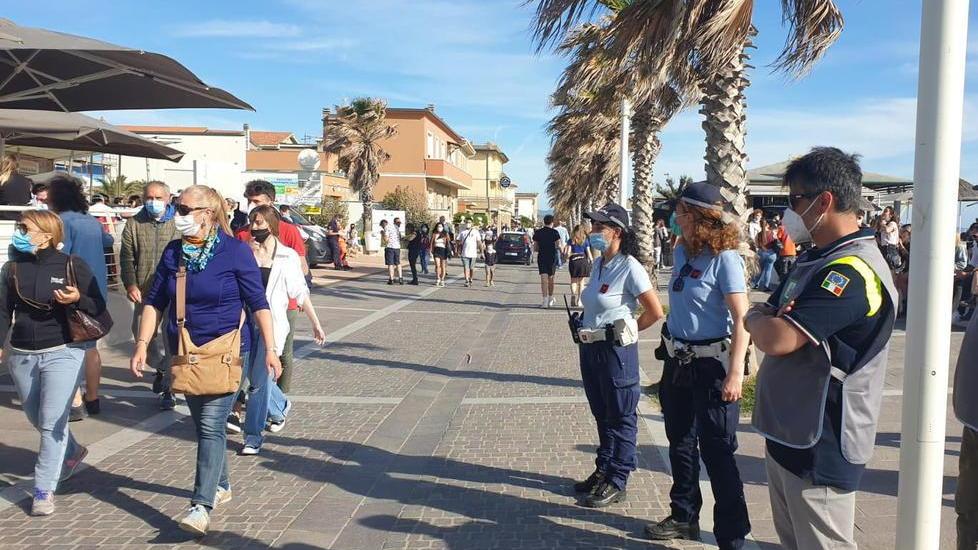 Vigili sul viale tra la gente per i controlli anti Covid