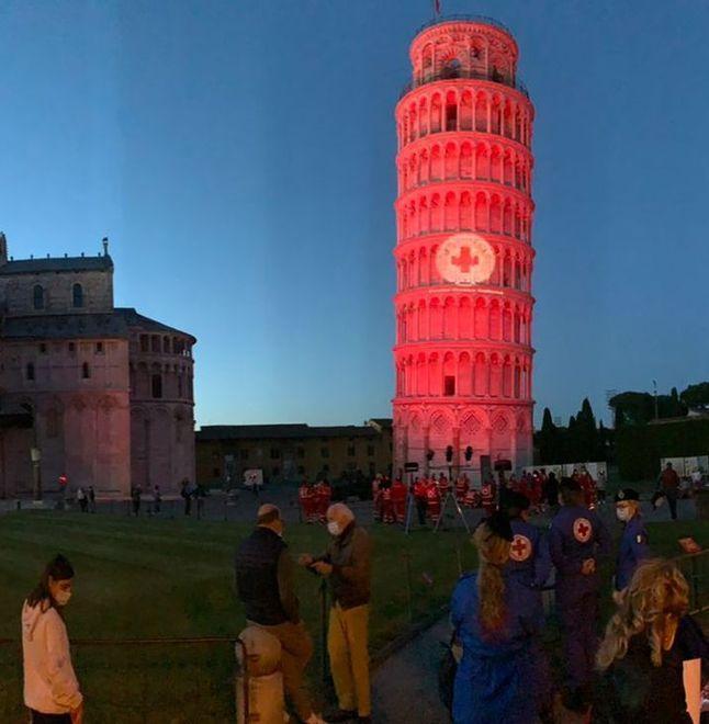 Coronavirus, la Torre si illumina di rosso