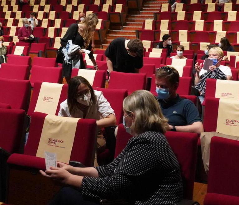 Stefano Accorsi dà il benvenuto al pubblico per la ripartenza della cultura al teatro Era