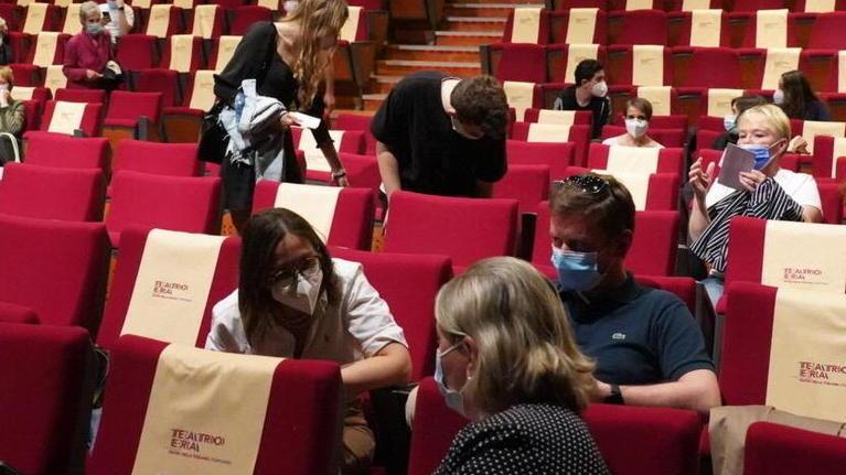 Stefano Accorsi dà il benvenuto al pubblico per la ripartenza della cultura al teatro Era