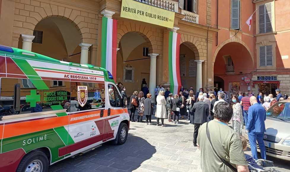 Le sirene spiegate e l’auto medica in festa per Gaia e Giulio