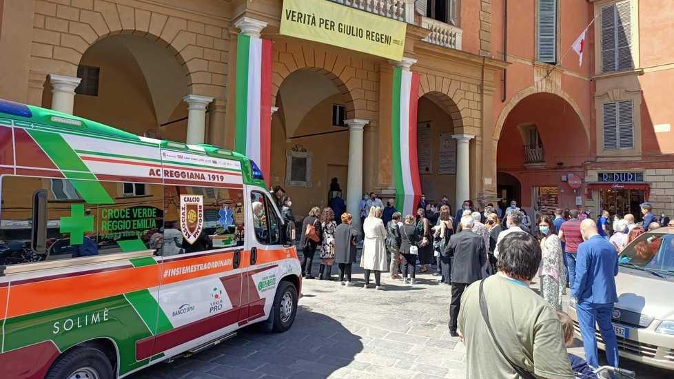 Le sirene spiegate e l’auto medica in festa per Gaia e Giulio