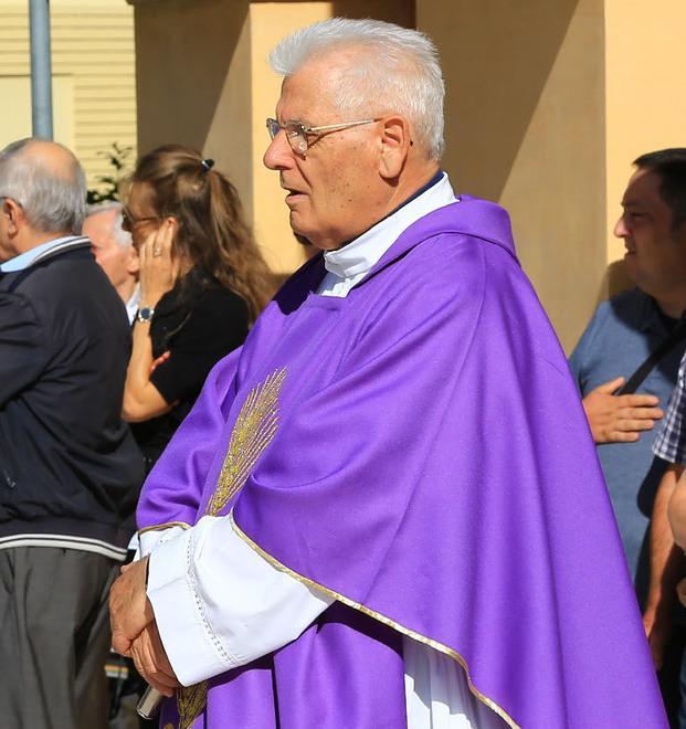Don Mandelli soccorso durante la messa a causa di un malore 