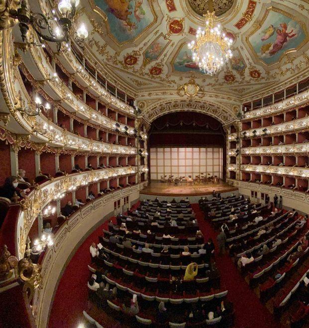 Il teatro Valli ha riaperto con un Trionfo: applausi per tutti 