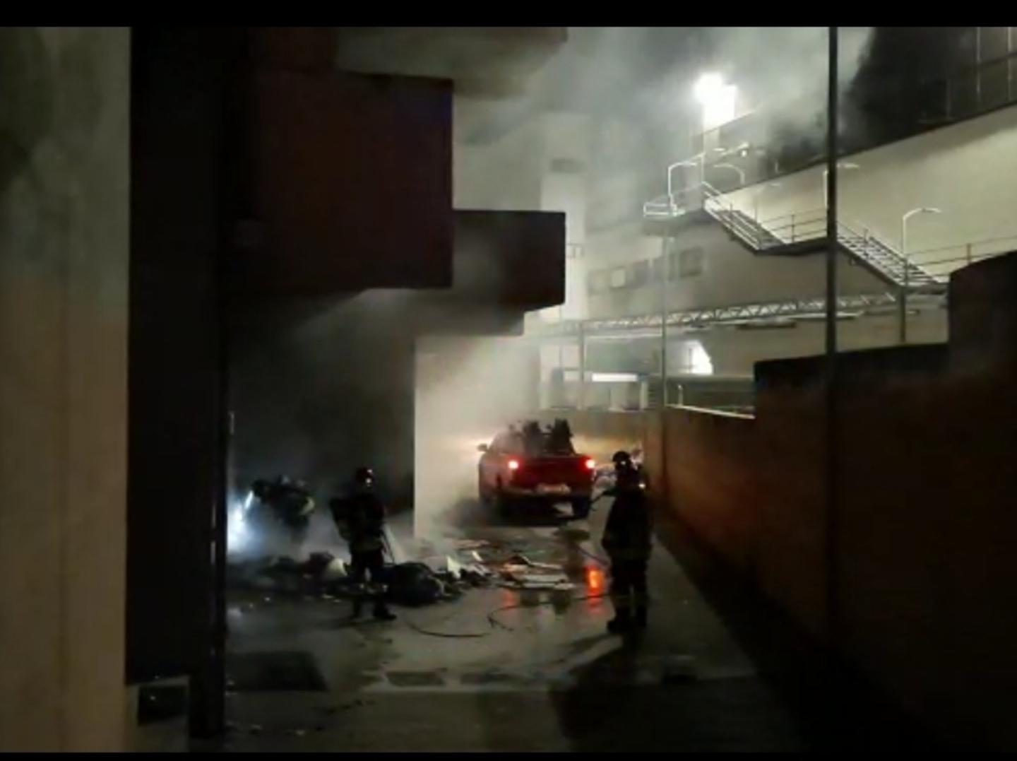 Bruciati i rifiuti davanti al Vialetto 