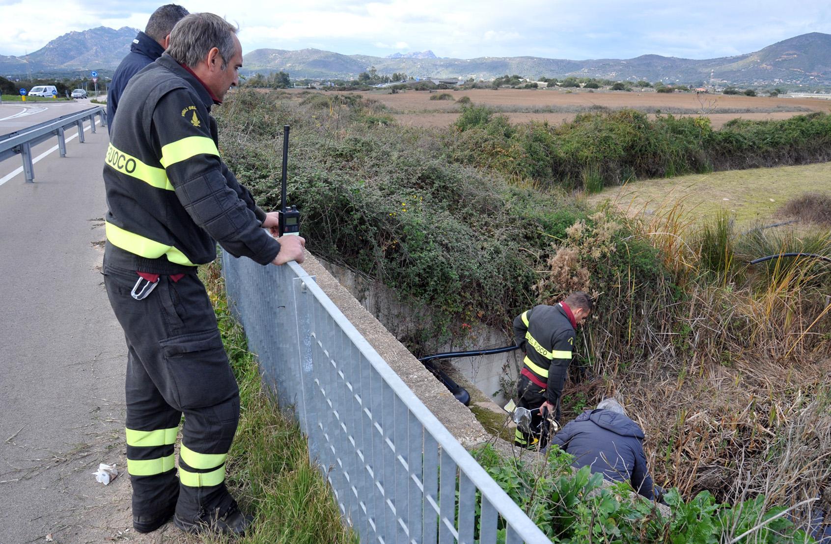 I vigili del fuoco nel punto in cui era esploso l'ordigno