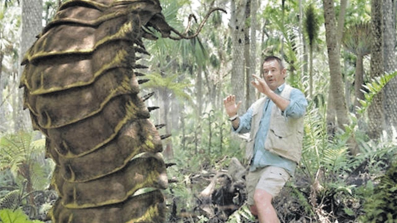 Un’immagine tratta da una puntata di Prehistoric Park in cui il conduttore Nigel Marven incontra un Arthropleura
