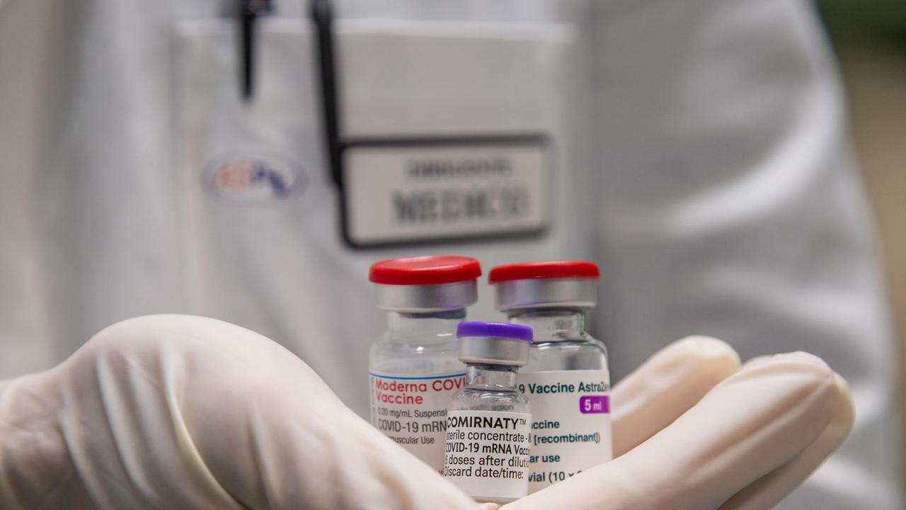 Vaccini in Toscana, si parte anche con gli over 50. Ma c'è l'incognita delle dosi disponibili