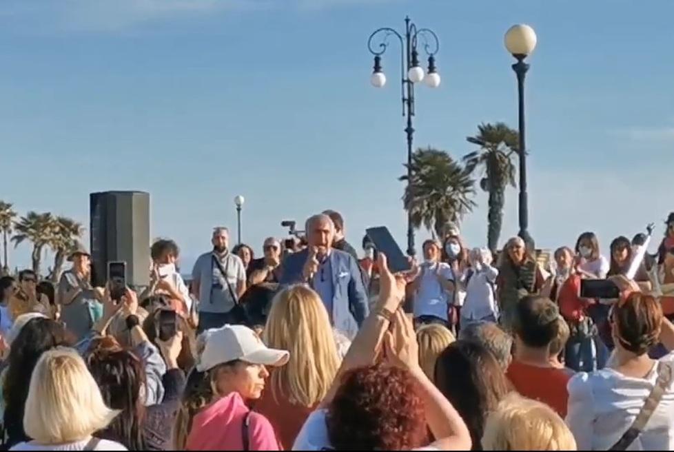«Libertà, libertà...», in tanti alla Terrazza Mascagni senza la mascherina per il “No paura day” 