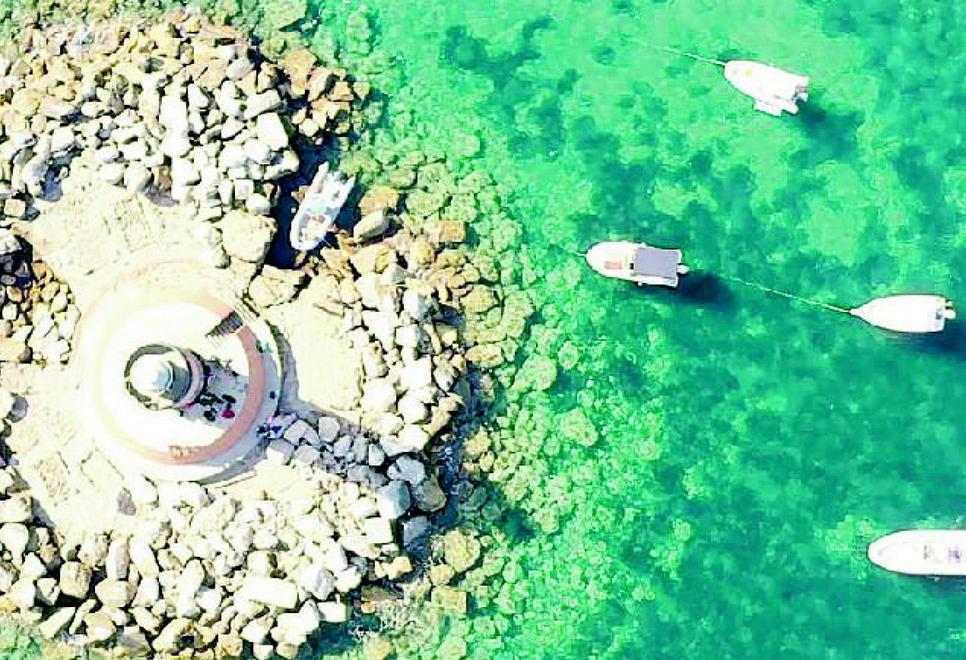 Una immagine dello specchio d’acqua circostante il Faro