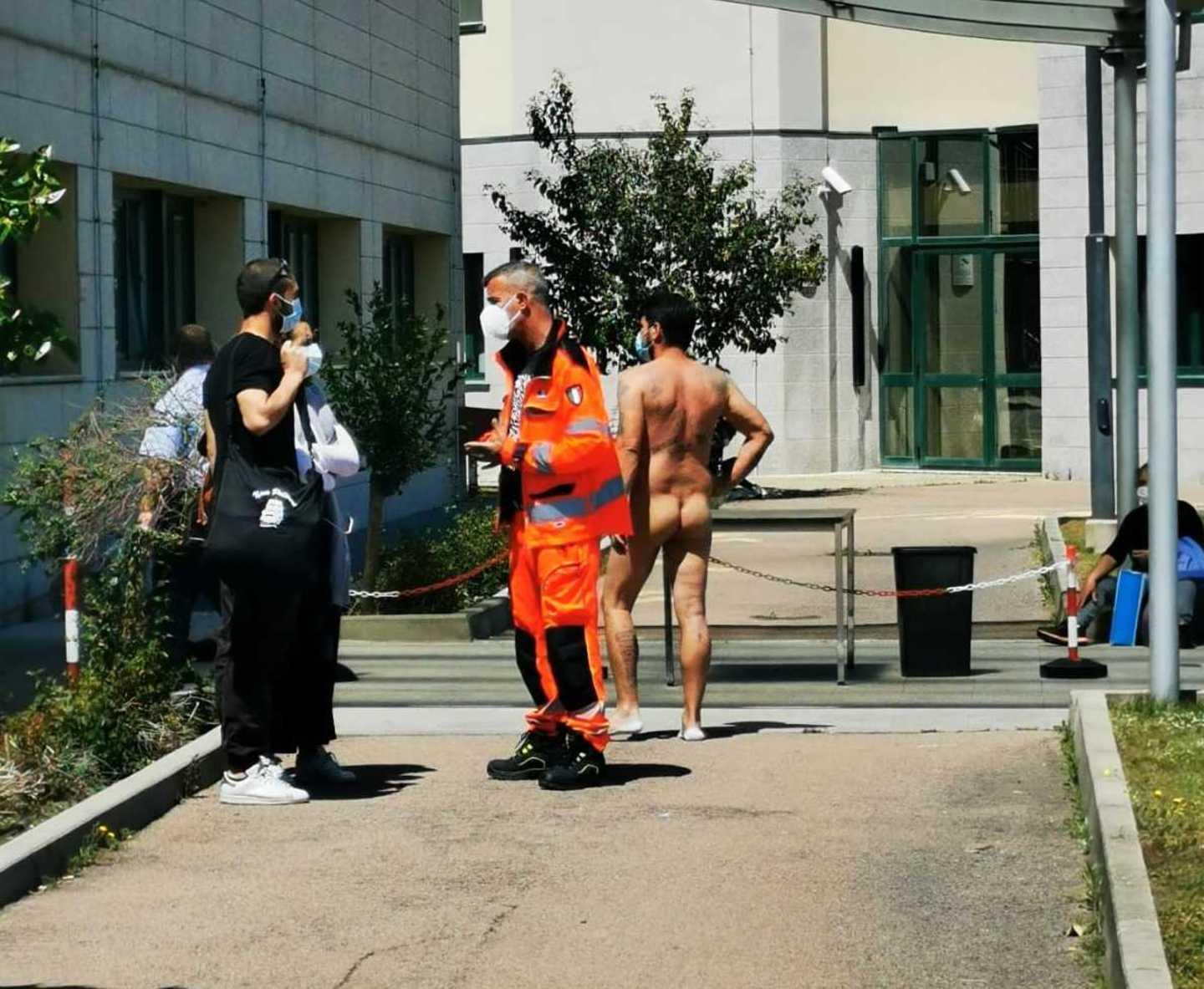 Olbia, uomo nudo ma con mascherina: «Fatemi entrare in ospedale»