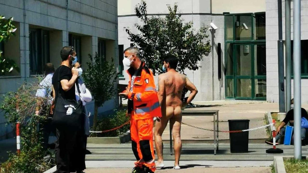 Olbia, uomo nudo ma con mascherina: «Fatemi entrare in ospedale»