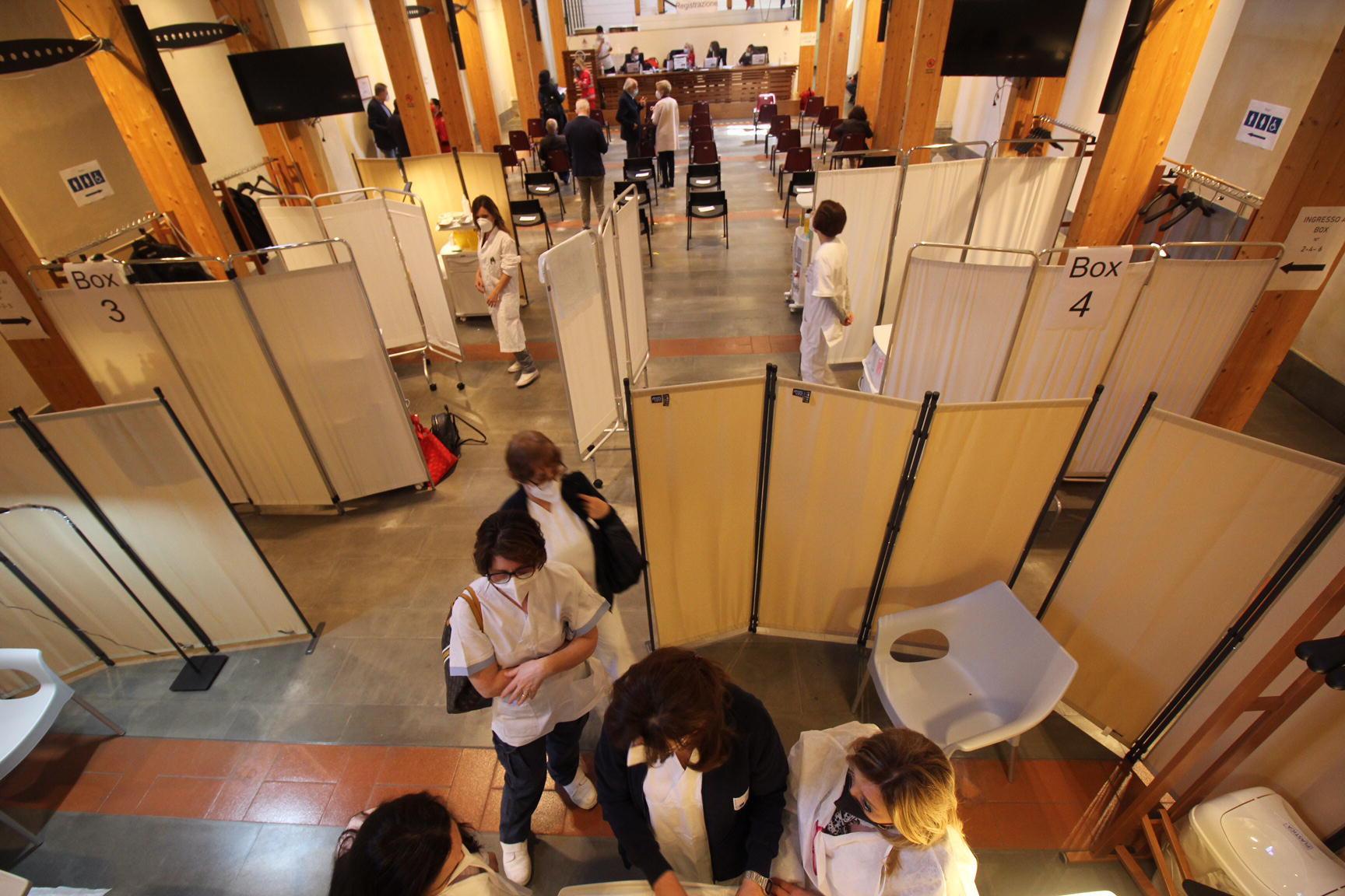 Le vaccinazioni nella sala del Pellegrinaio Nuovo del “Misericordia e Dolce” (Foto Batavia)
