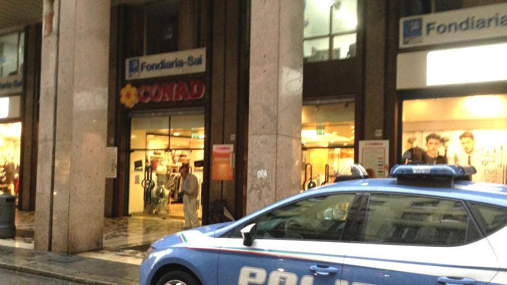 La polizia di Stato davanti alla Conad di via Grande (foto Silvestri)