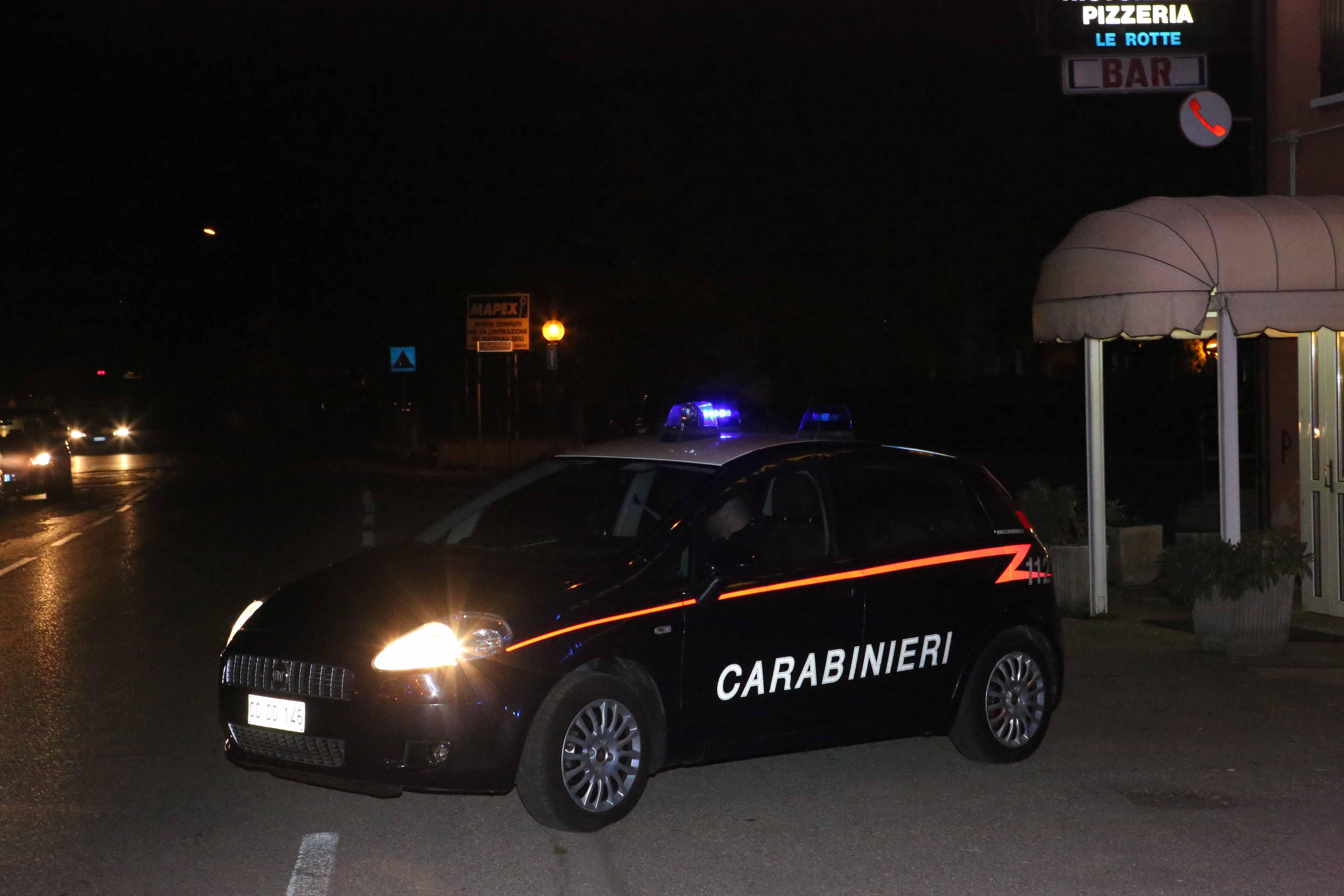 Per anni minaccia la moglie e il figlio di lei, denunciato un 70enne