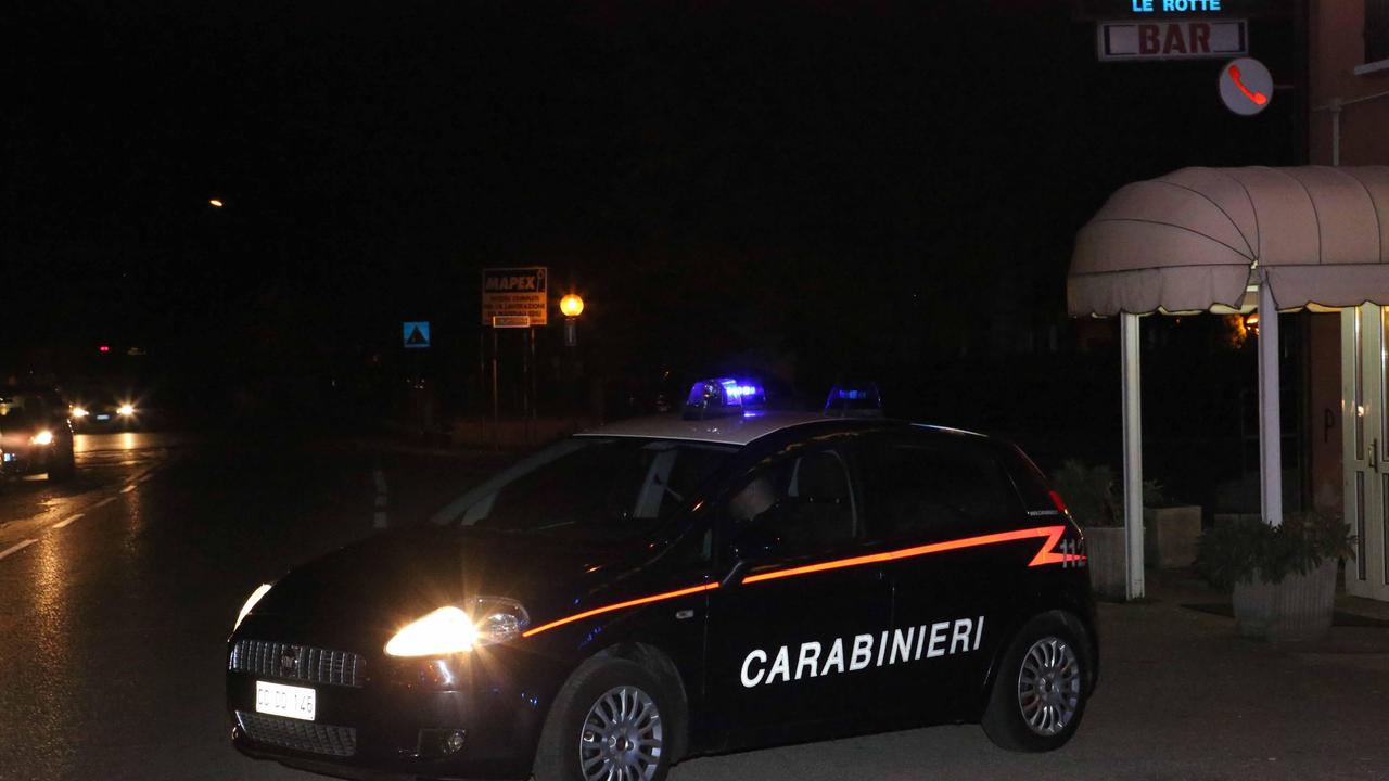 Per anni minaccia la moglie e il figlio di lei, denunciato un 70enne