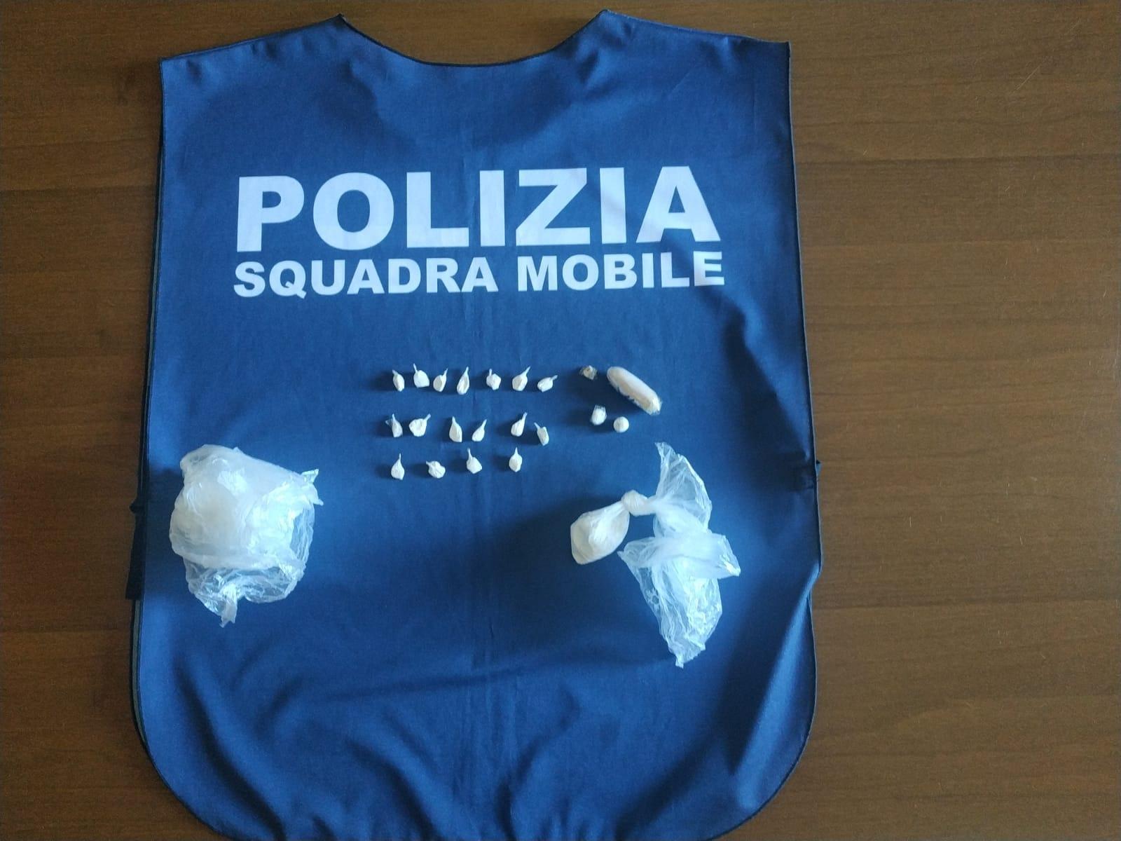 Spaccia droga all'ex Polveriera, la polizia lo arresta