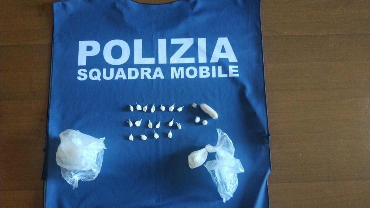 Spaccia droga all'ex Polveriera, la polizia lo arresta