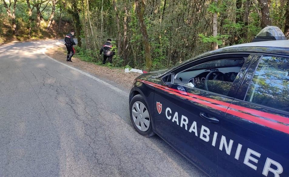 Malore al volante, finisce in fossa: salvato dai carabinieri 