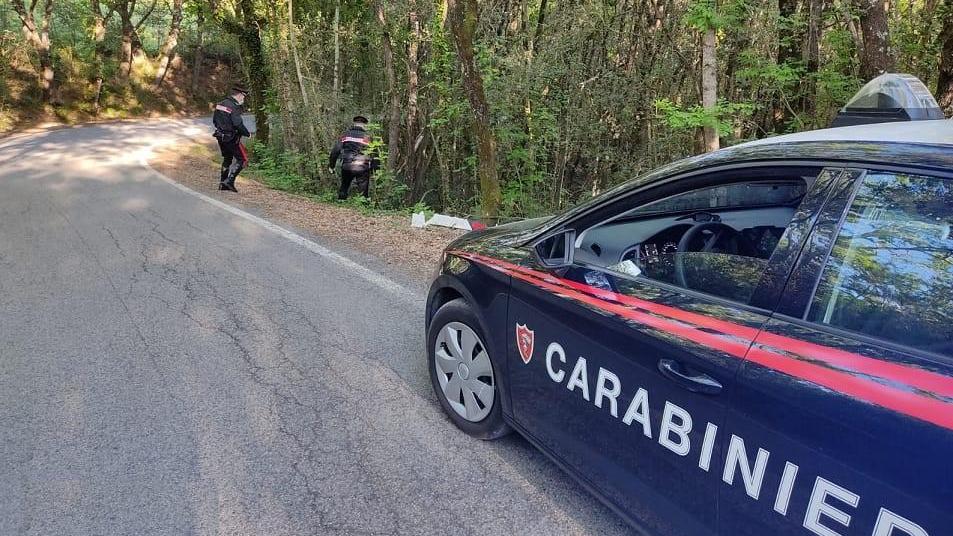 Malore al volante, finisce in fossa: salvato dai carabinieri