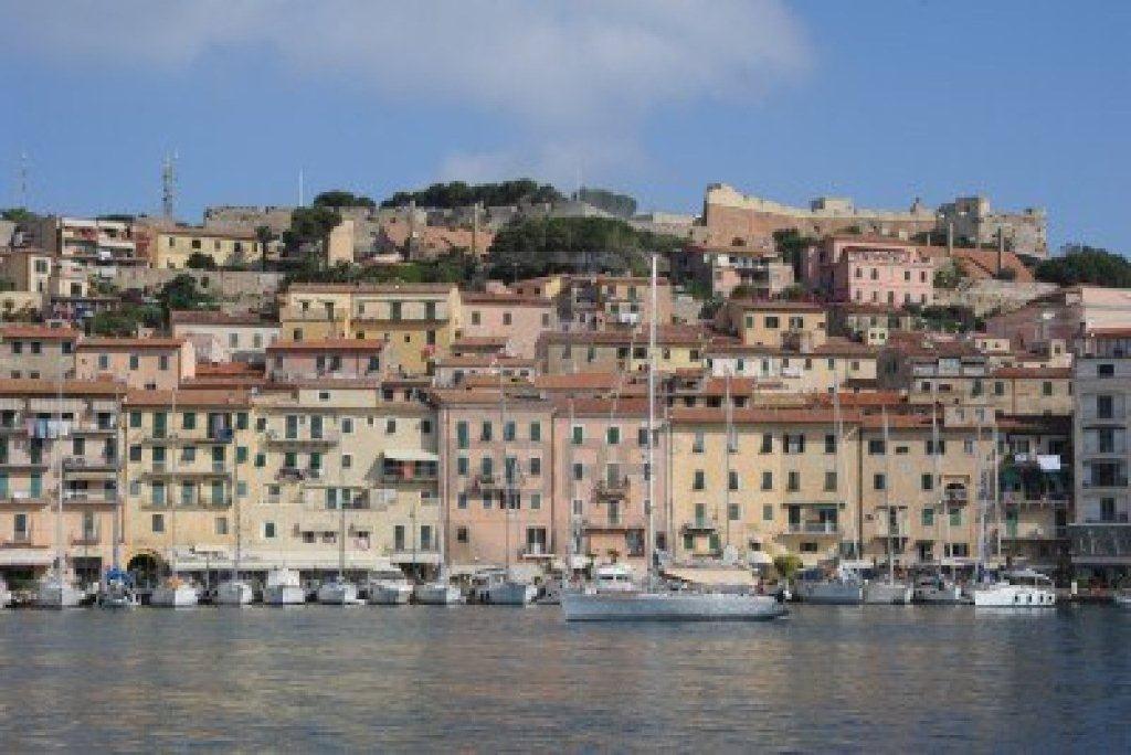 Una panoramica del lungomare di Portoferraio