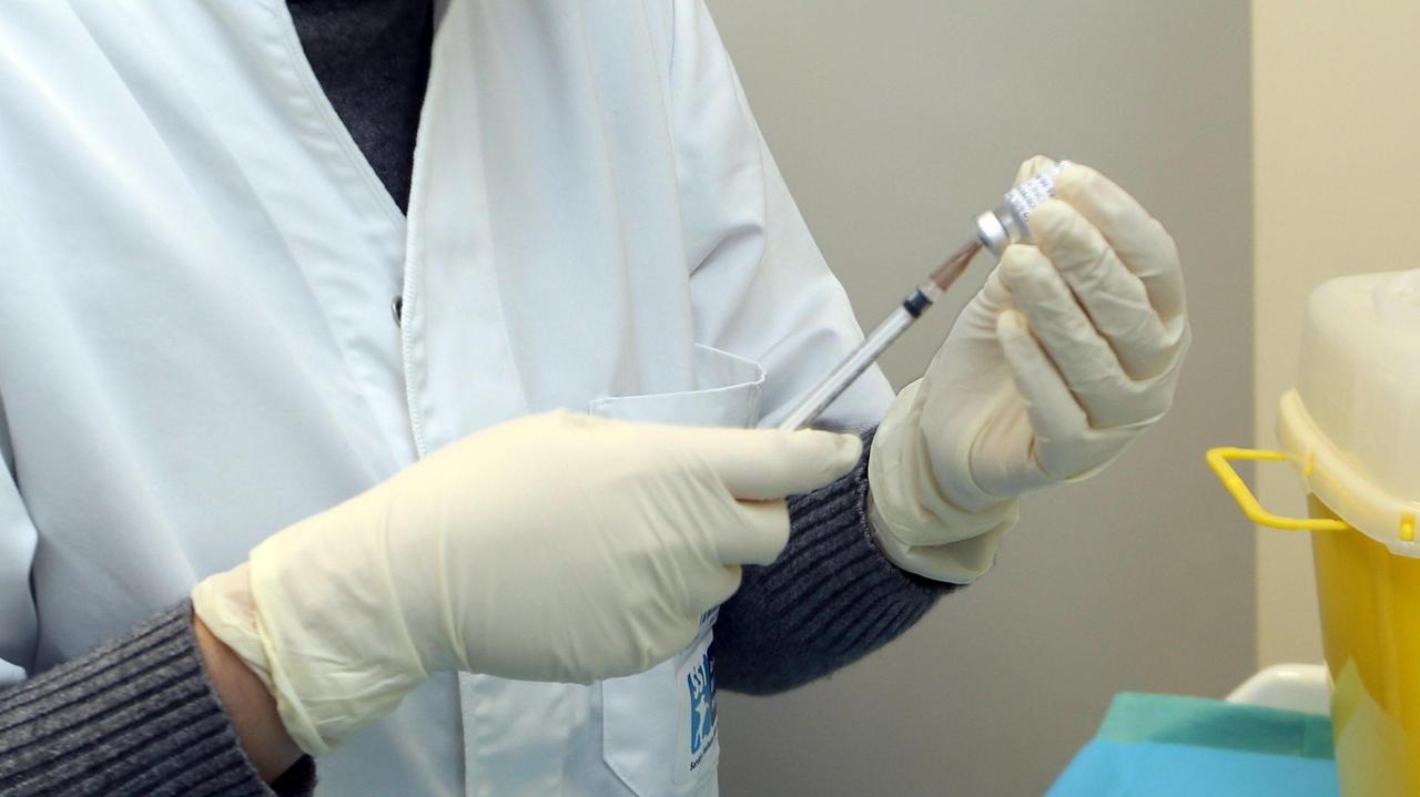 Alla 23enne di Massa iniettate quattro dosi di vaccino e non sei: la ricostruzione dell'Asl